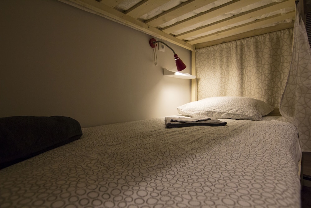 Bed in 4-Beds Mixed Dormitory Room photo 2