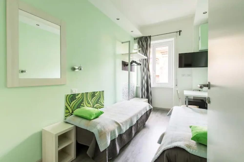 Deluxe Twin Room (Green) photo 3