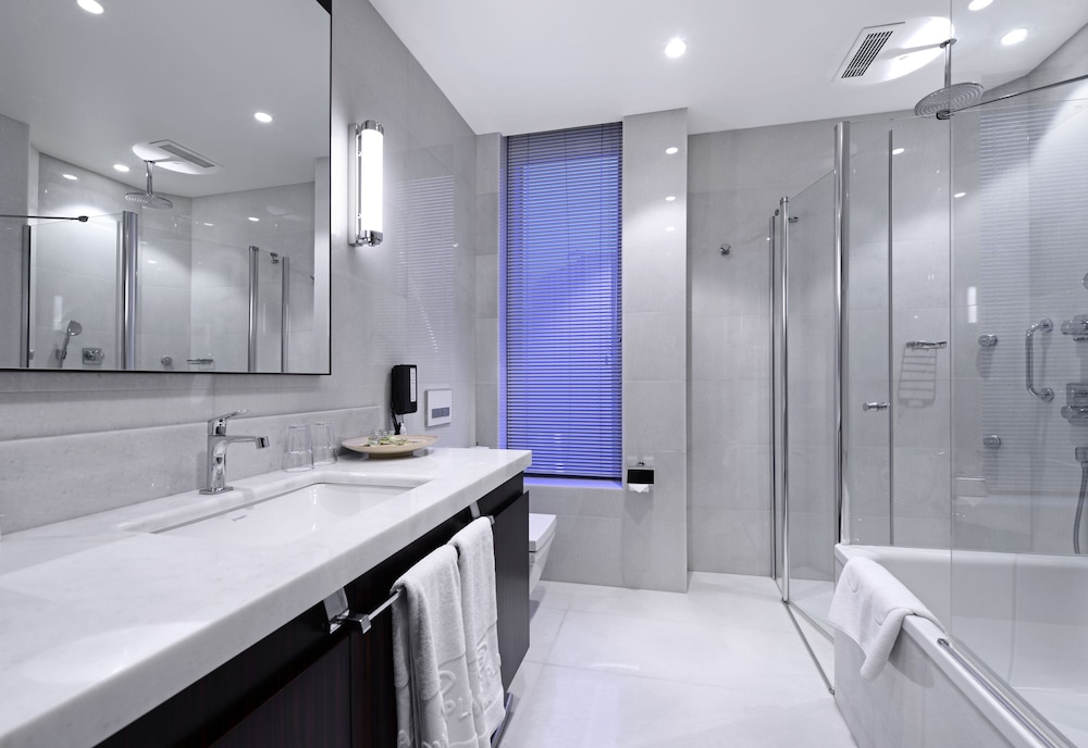 Premium Room, 1 King Bed, Smoking, Corner - Photo 11