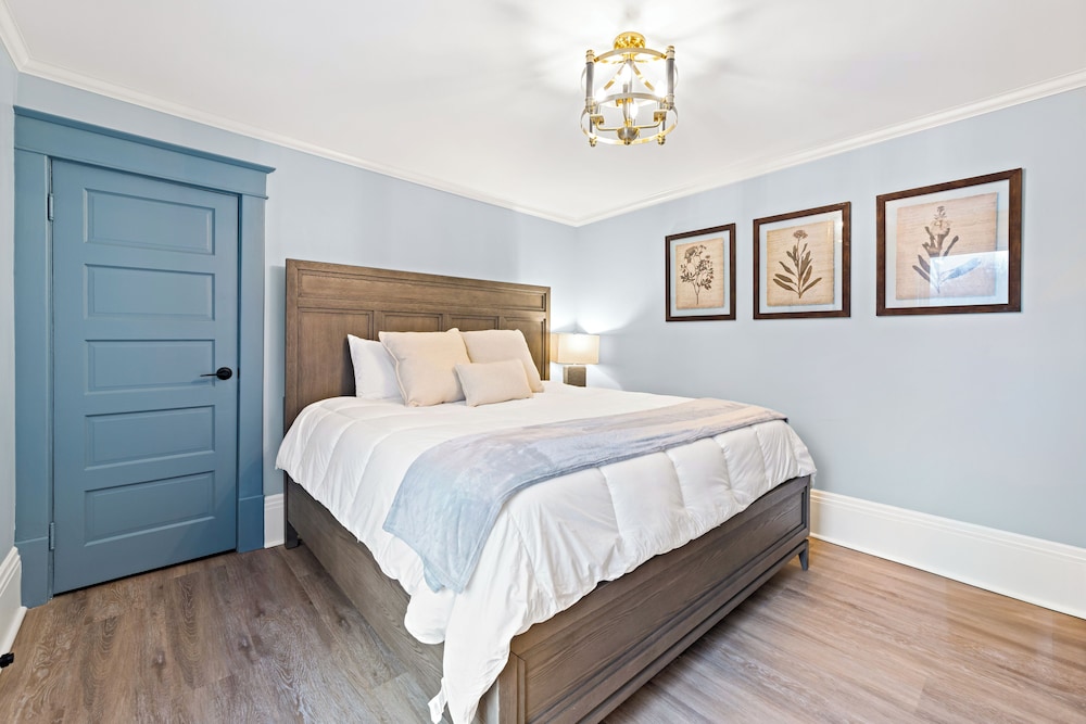 Suite, 1 King Bed with Sofa bed