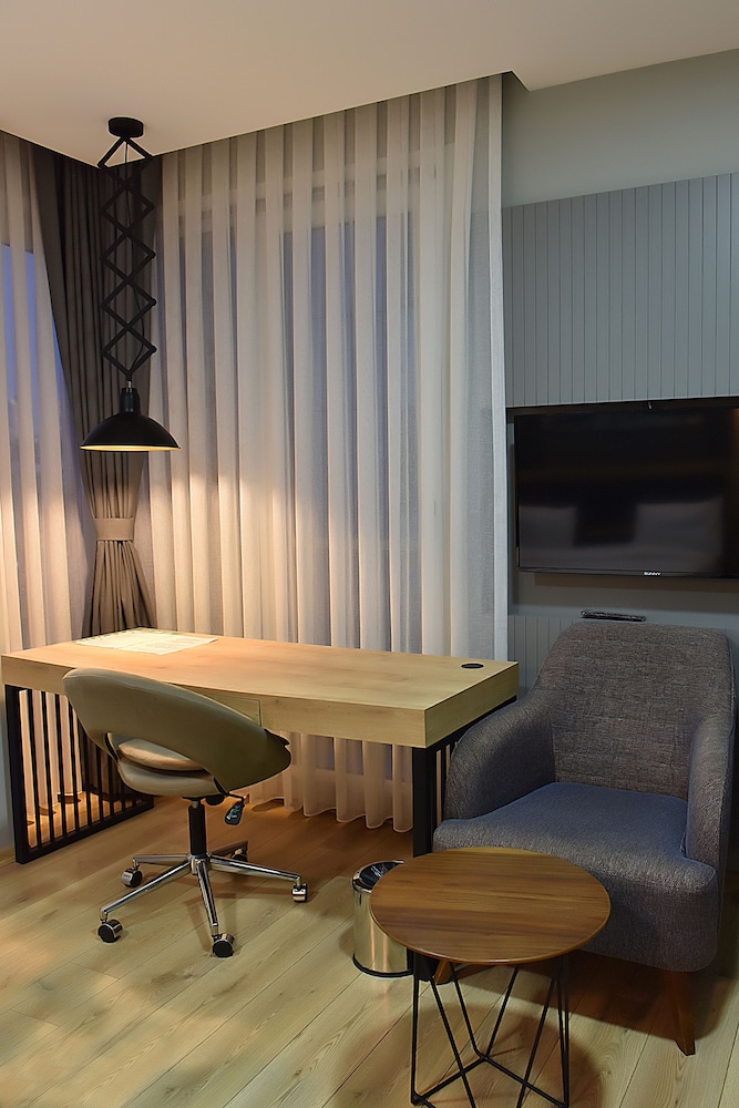 Comfort Room, 1 Bedroom, Refrigerator & Microwave, City View photo 3