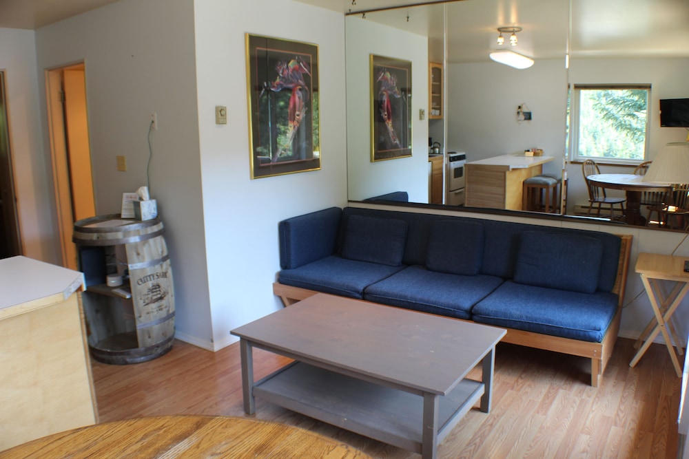 525 Bare Bones 1 Bedroom Unit photo 1