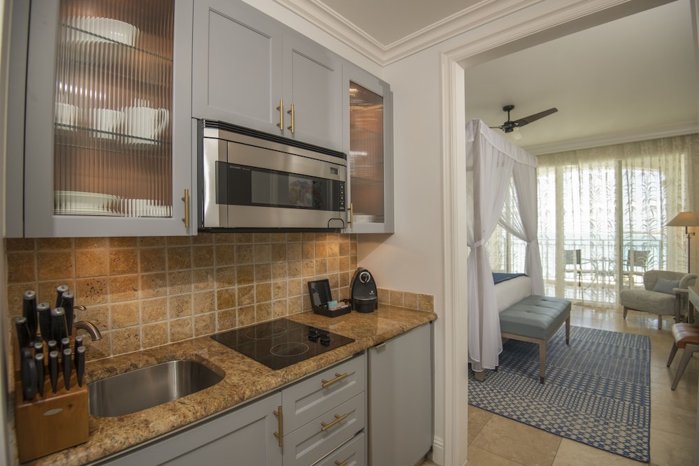 Junior Suite, 1 King Bed, Oceanfront - Photo 4