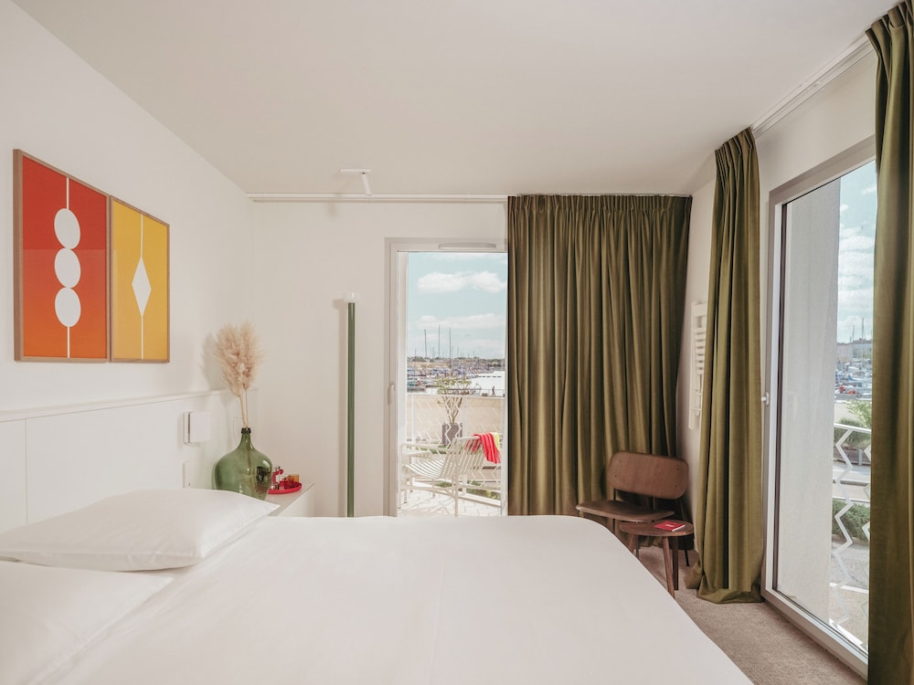 Comfort Room, Balcony, Harbor View
