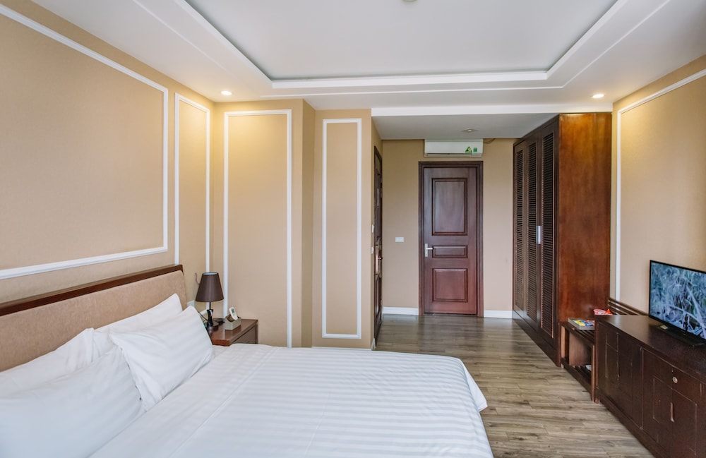 Deluxe Room, 1 King Bed, River View photo 3