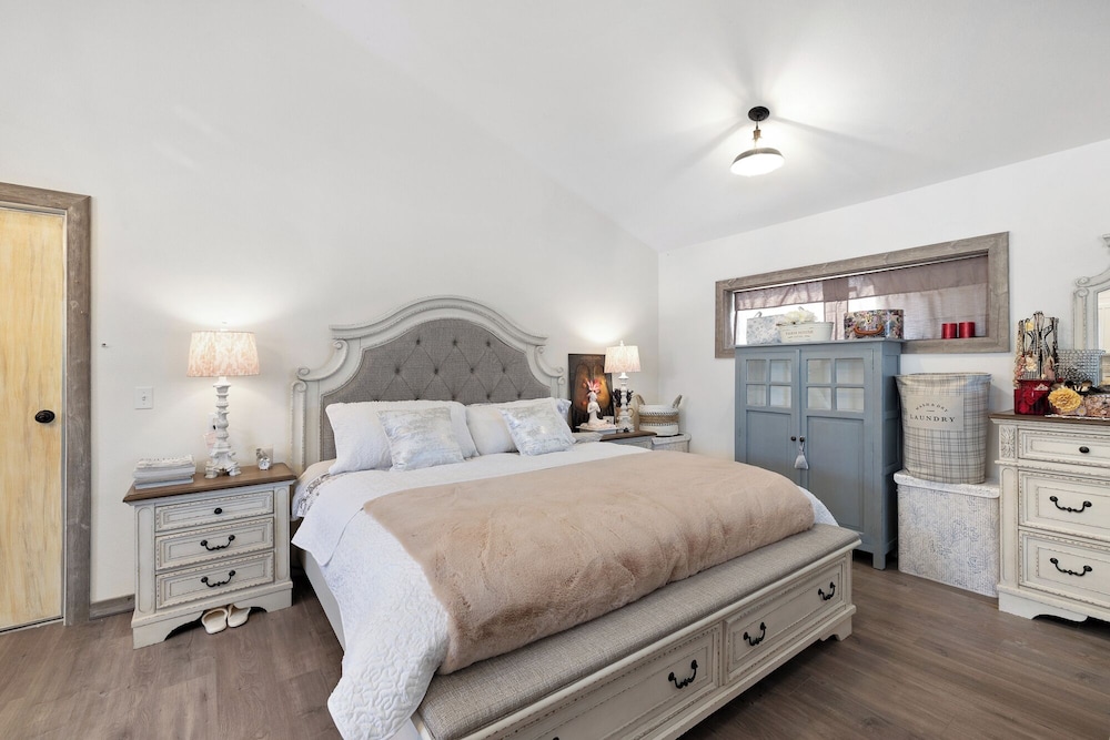 Luxury Studio Suite, 1 King Bed, Mobility Accessible photo 2