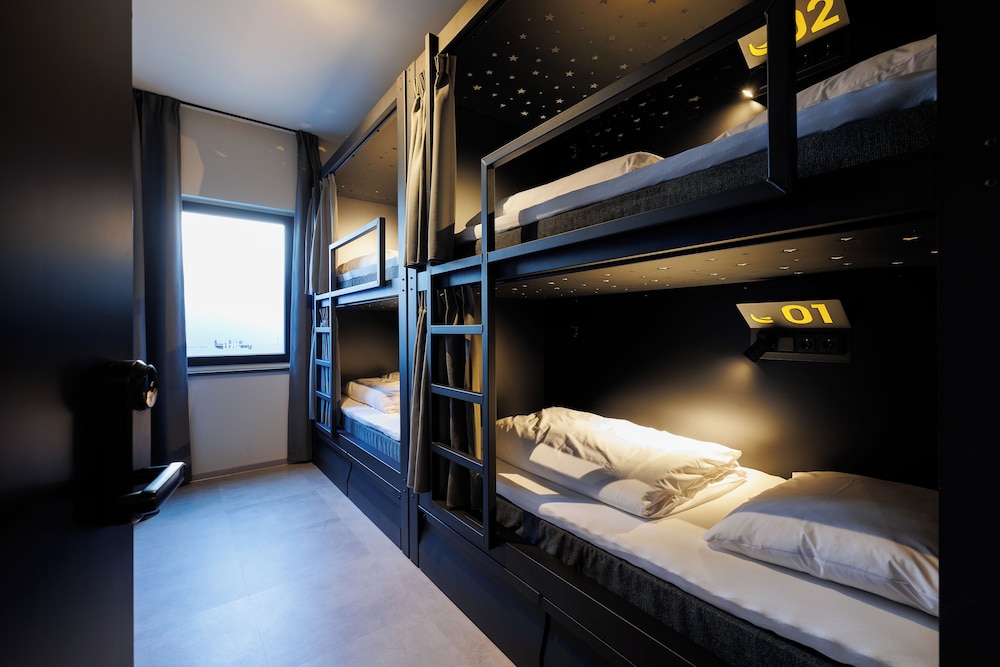 Pod In Mixed Room, Shared Bathroom