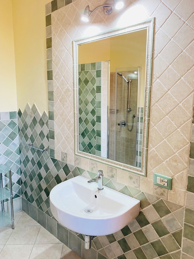 Room 6 photo 2