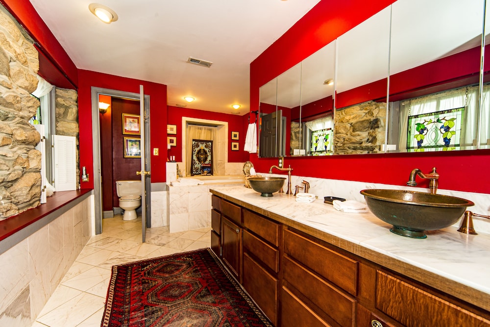 Luxury Suite, 1 King Bed, Hot Tub, Garden View photo 3