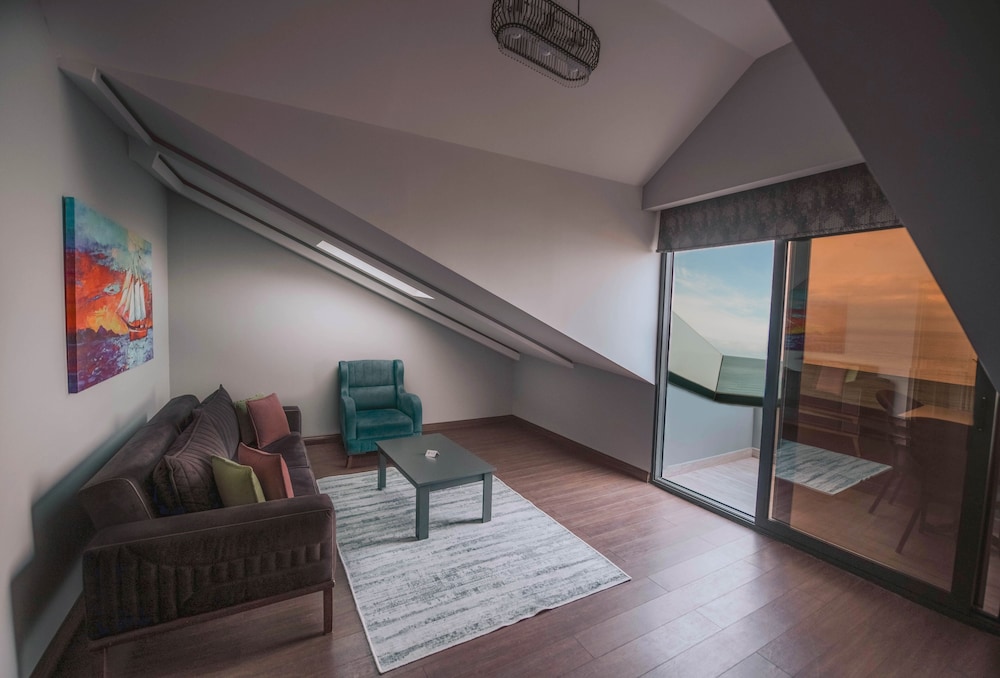 Elite Suite with Balcony and Sea View - Photo 6