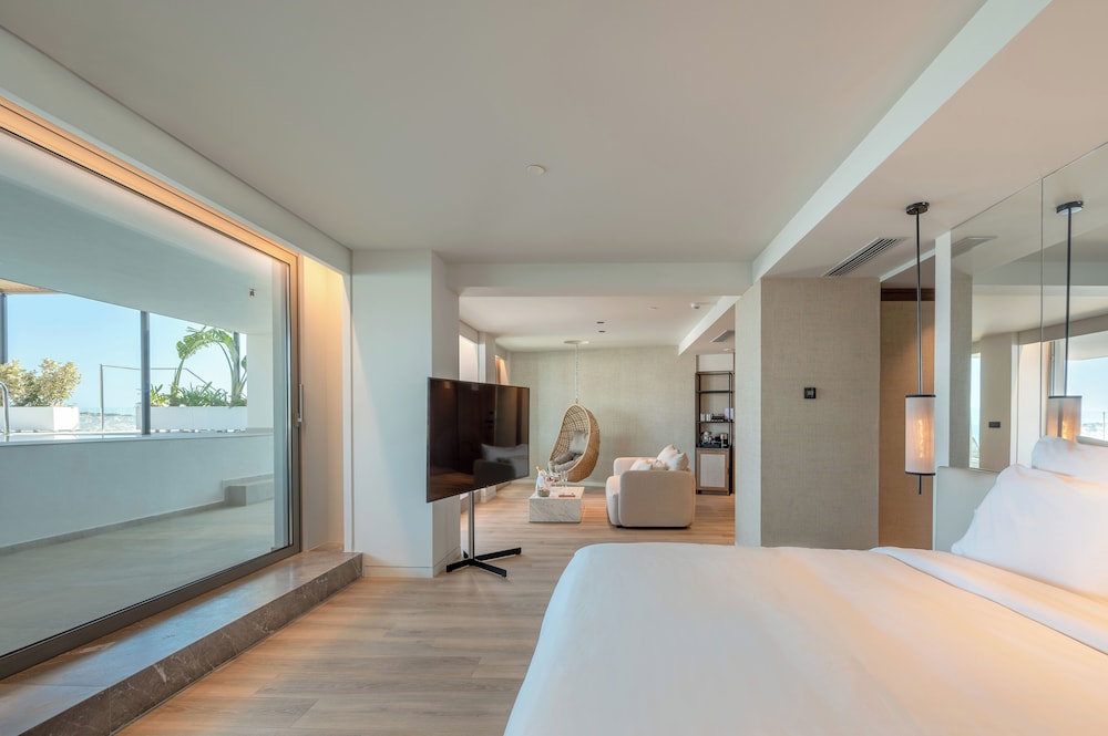 Grand Studio Suite, 1 King Bed (Amazing Escape) photo 3