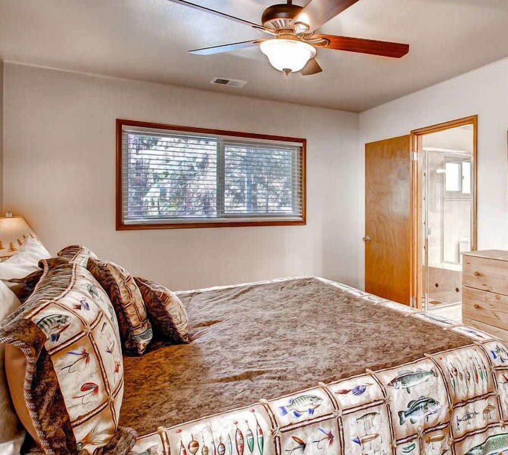 Trout Creek Lodge, 3 Bedrooms - 42984 Scenic Drive, Oakhurst, Ca 93644