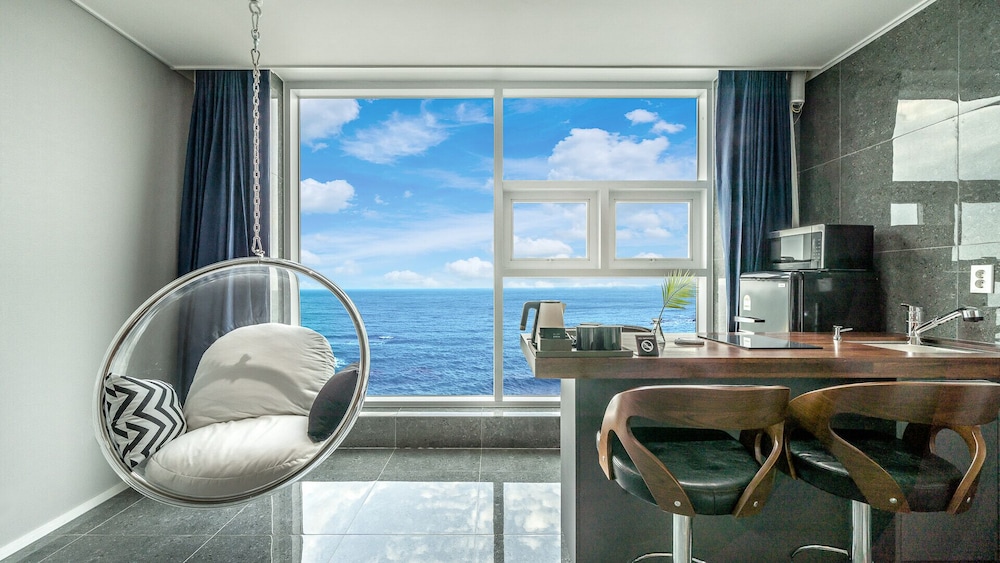 Deluxe Twin, Pet Friendly (Below 7kg, Max2, 50,000 Extra Fee, Must Contact Property Before Book) - Photo 3