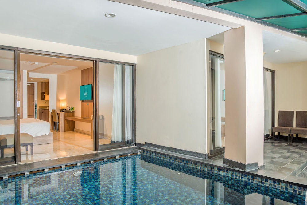 Deluxe Pool Suite - Photo 10