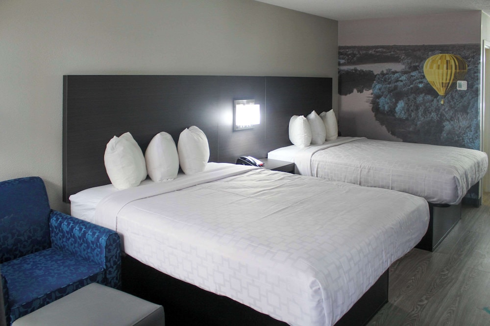 Suite, Multiple Beds, Non Smoking (Efficiency, Upgrade) photo 2