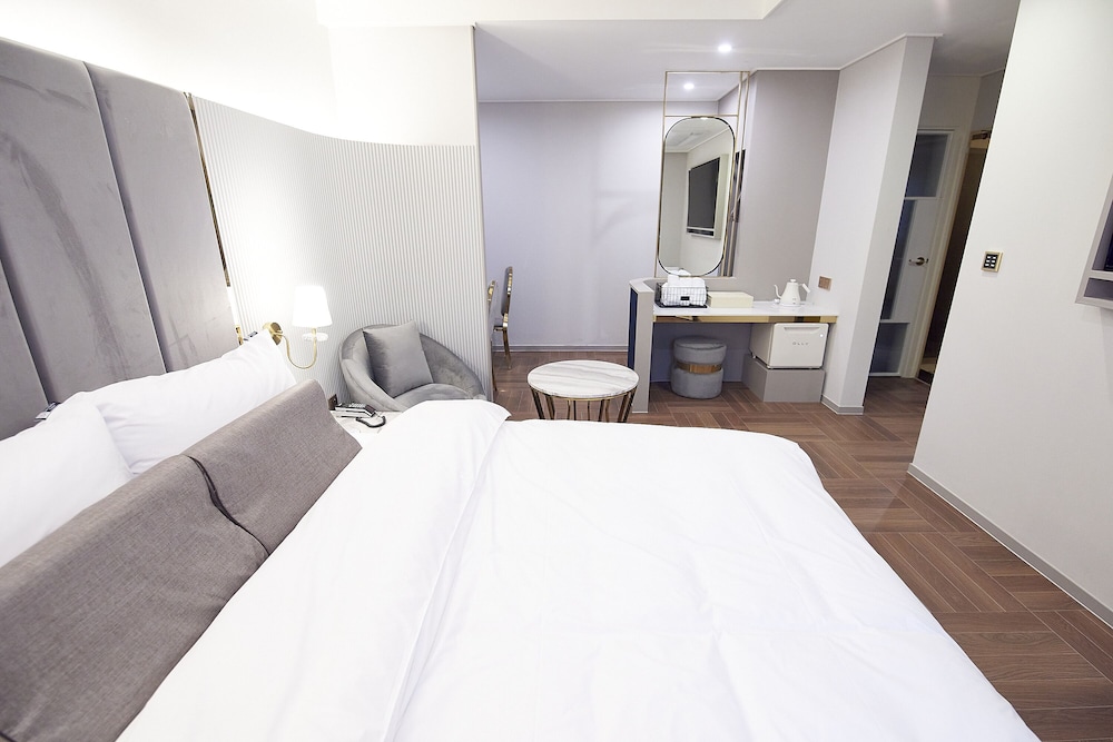 Premium Double Room - Photo 9