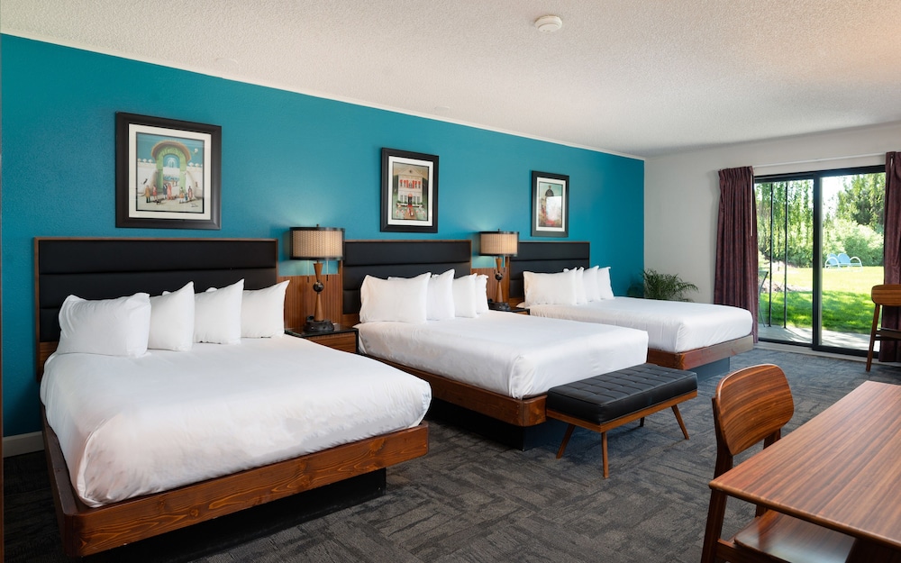 Deluxe Triple Room, Multiple Beds, Refrigerator & Microwave, Courtyard View