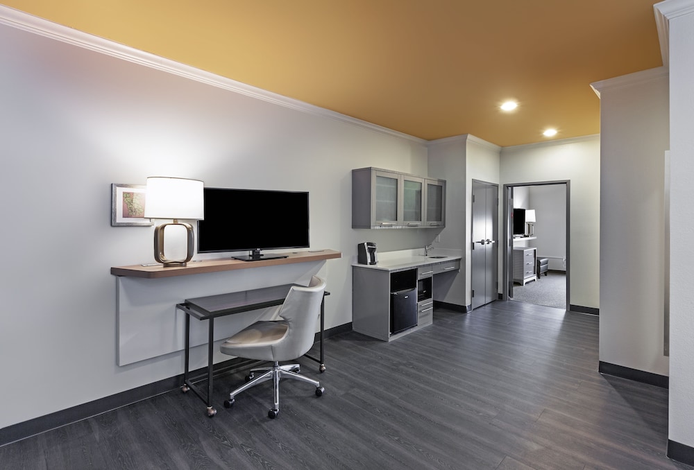 Suite, 1 King Bed, Transfer Shower (Mobility) - Photo 1