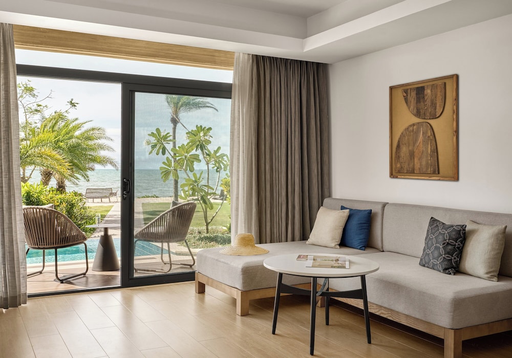 Junior Suite, 1 King Bed, Ocean View, Corner - Photo 1