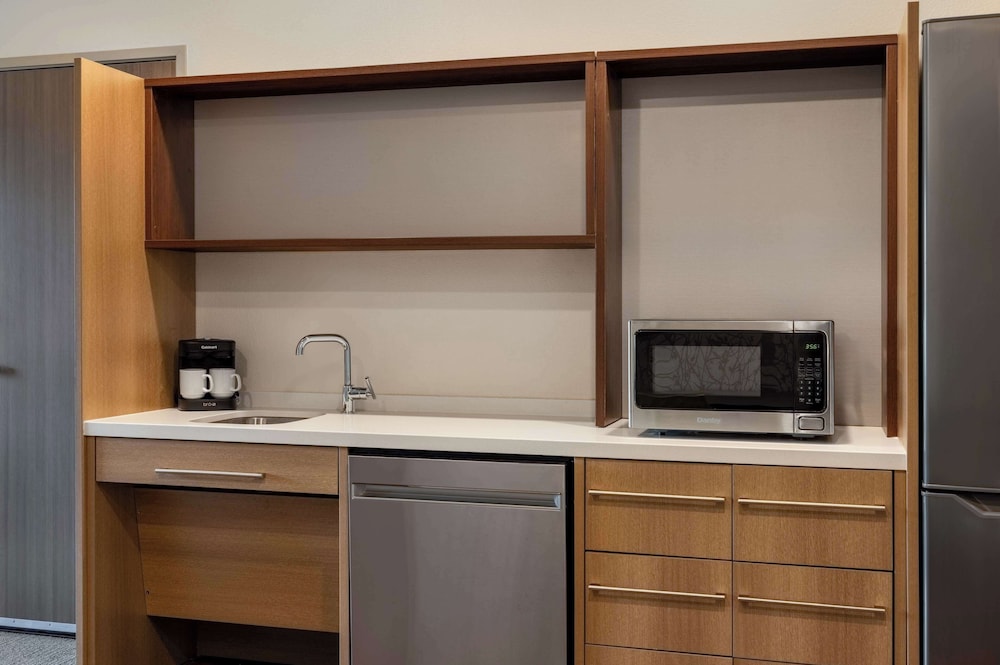 Suite, 1 King Bed, Accessible (Mobility, Roll-In Shower, 2 Room) - Photo 4