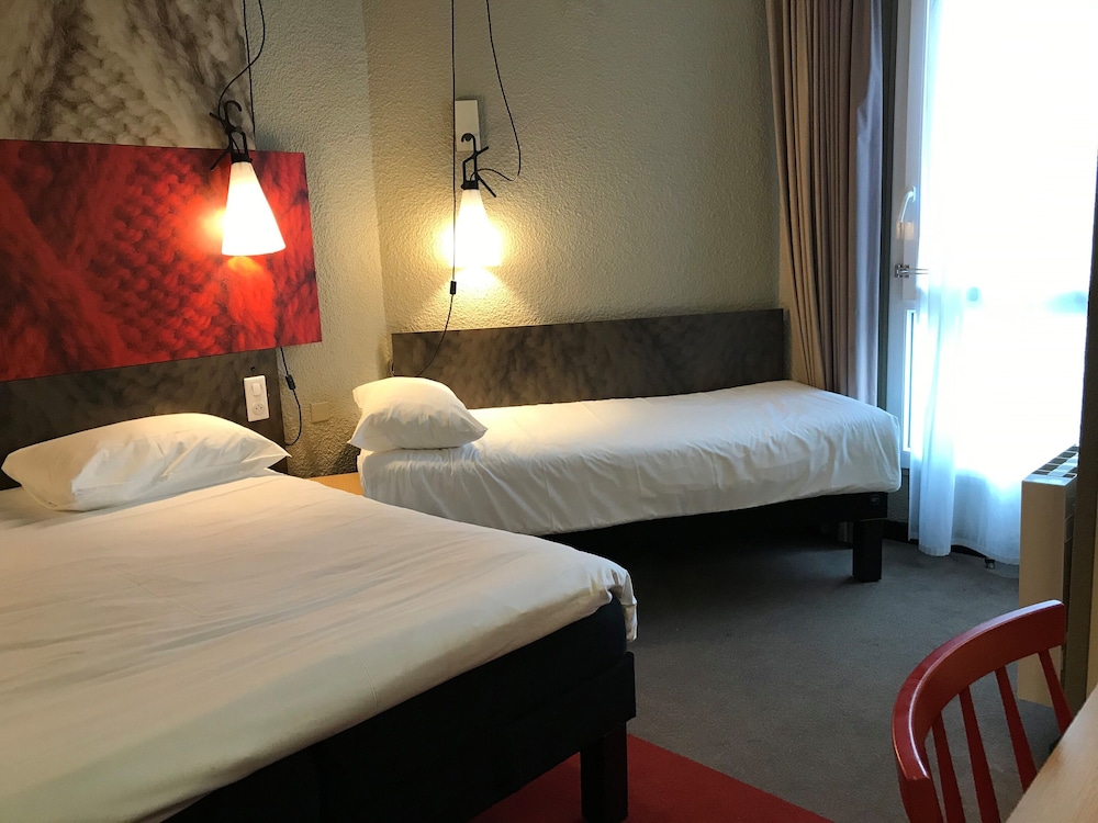 Standard Room, Multiple Beds - Photo 7