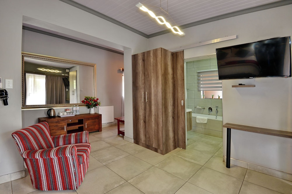 Family Suite with Garden View photo 3
