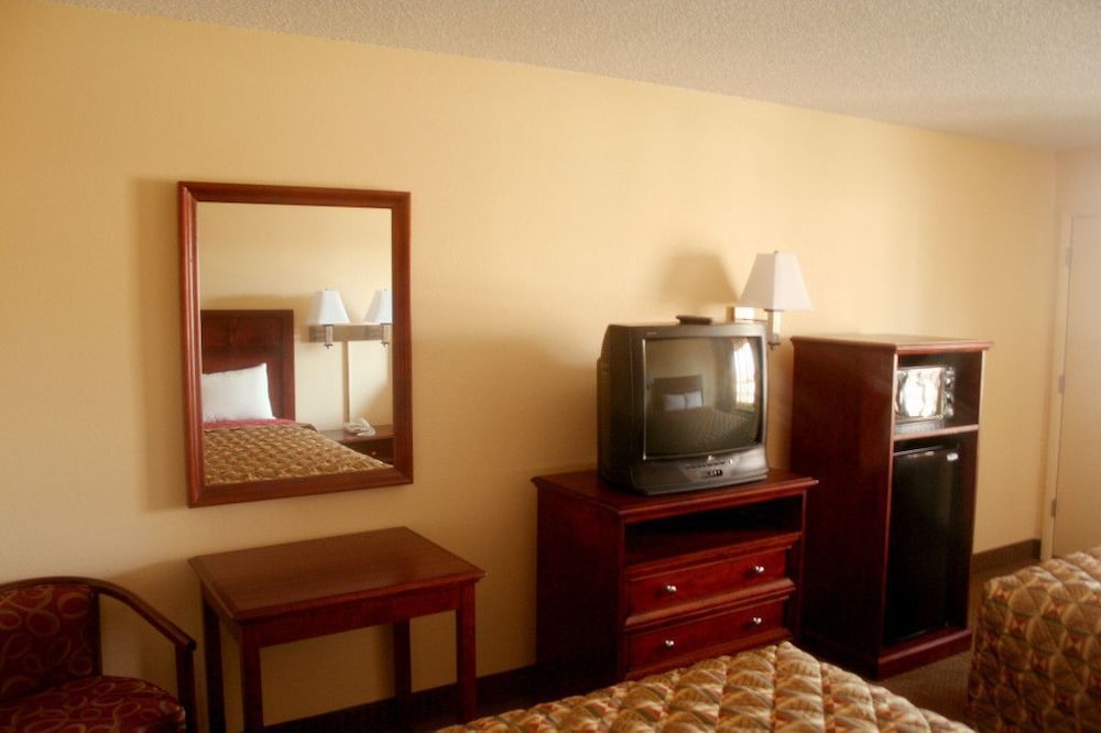 Standard Room, 2 Queen Beds - Photo 8