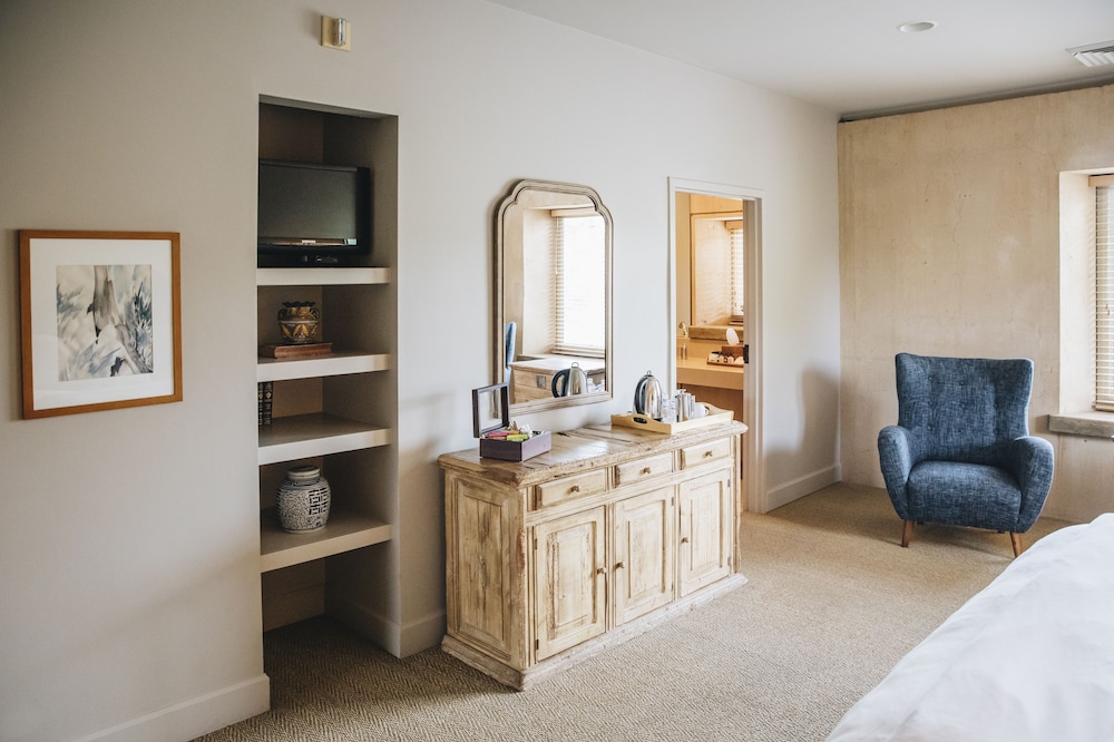 Suite 5 photo 2