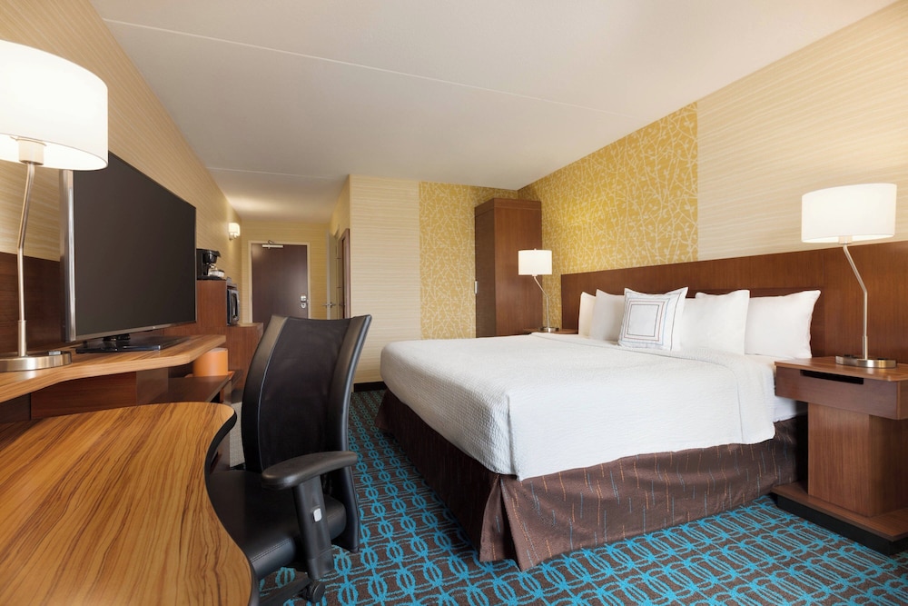Room, 1 King Bed (Mobility Accessible, Roll-In Shower) photo 1
