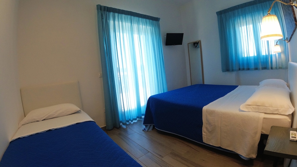Classic Triple Room photo 2