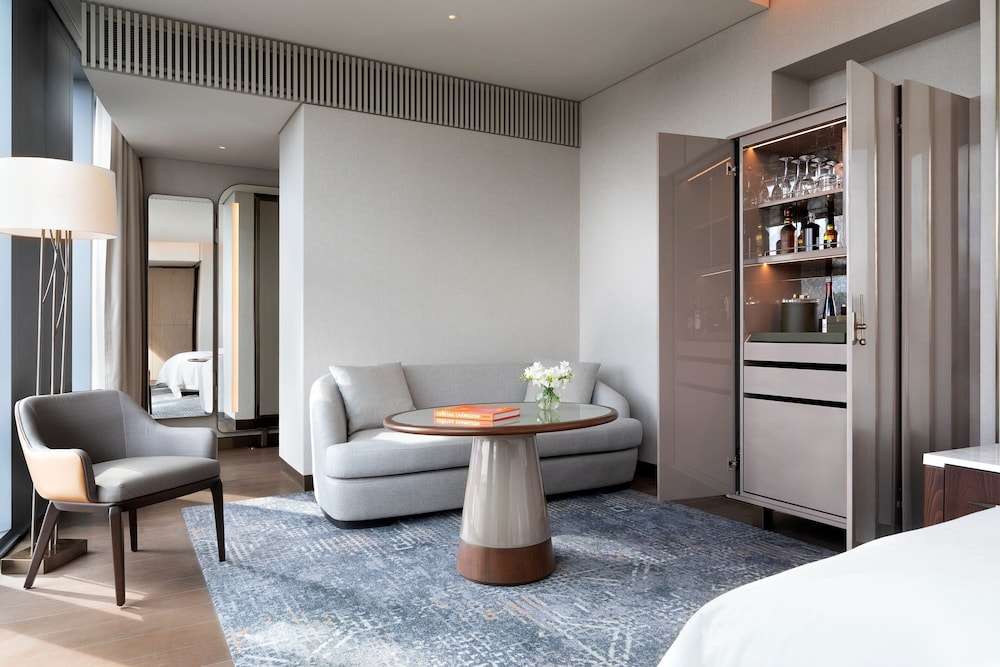Grand Room, 1 King Bed