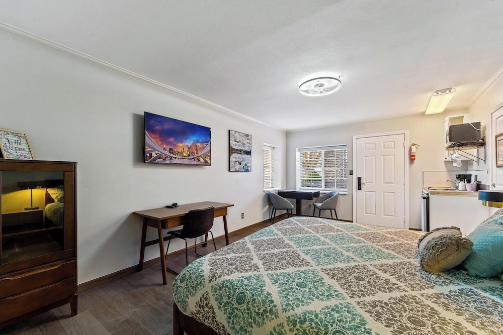 1 King Bed & Kitchenette with 2 Person Jetted Tub (Cottage)