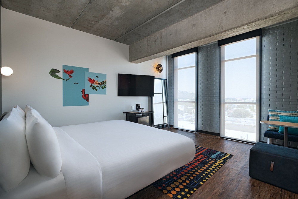 Room, 1 King Bed, Corner - Photo 1