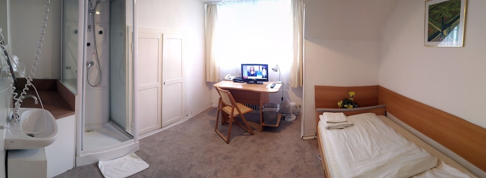 Budget Single Room (shower and sink in room, shared toilet on floor) photo 2