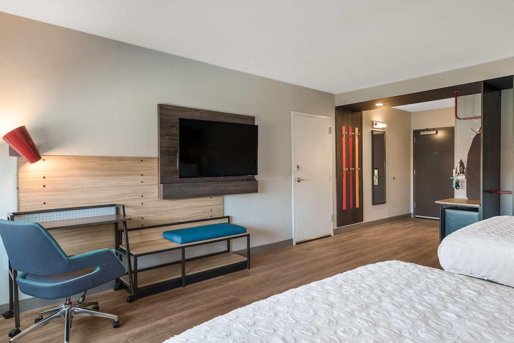 Room, 2 Queen Beds, Accessible, Bathtub - Photo 4