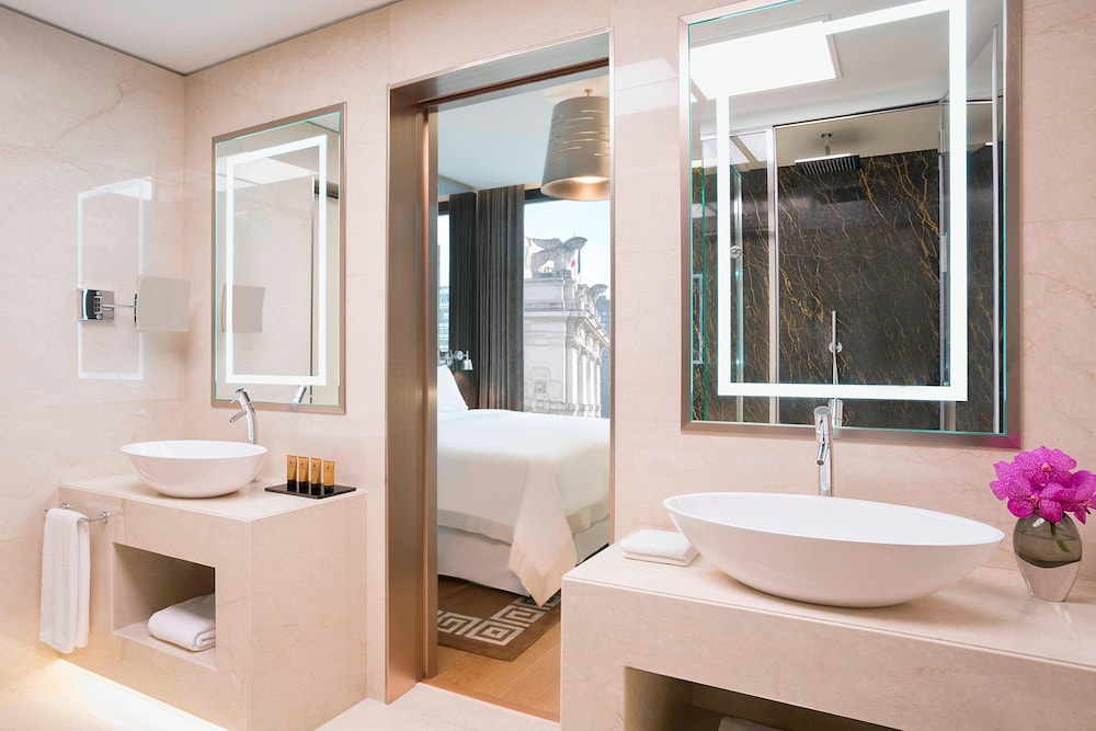 Suite, 1 King Bed thumbnail 5