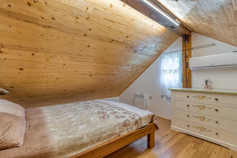 Family Chalet, Multiple Bedrooms, Mountainside (Old House Knezovo With Lovely View) photo 3