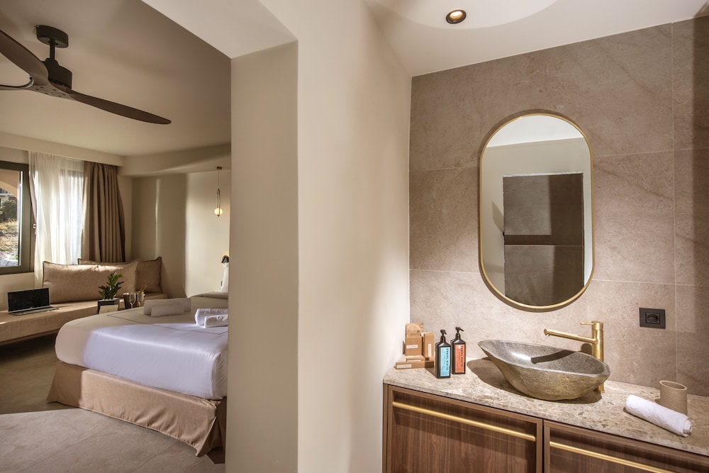 Signature Suite with Jacuzzi and Sea View photo 3