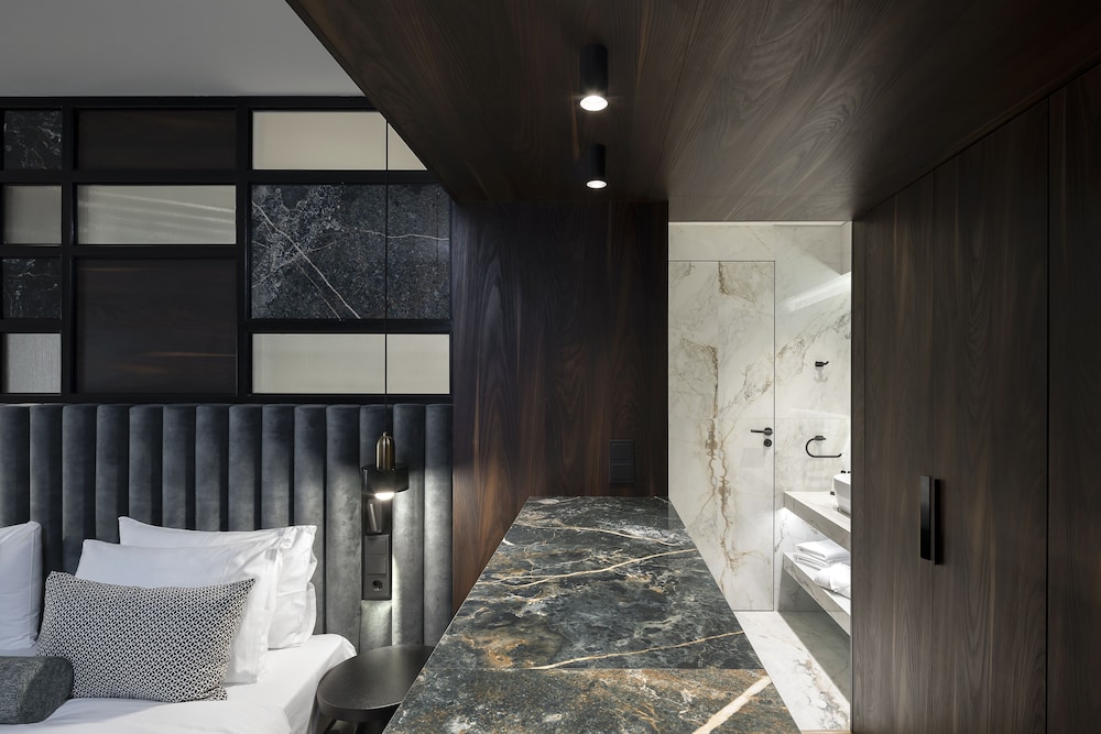 Executive Suite with Jacuzzi - Photo 9