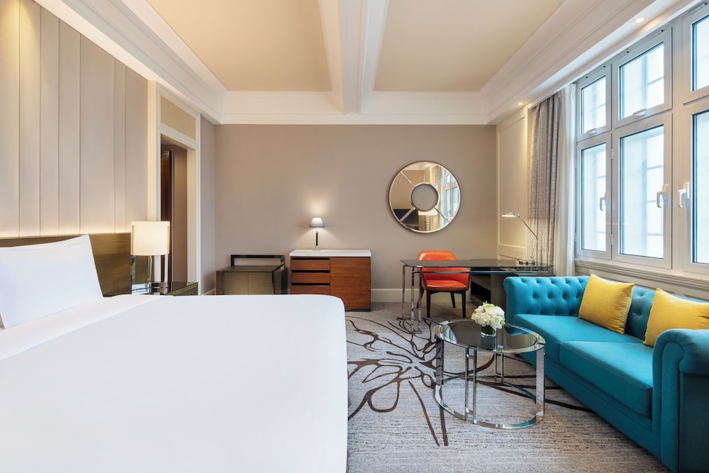 Premier Deluxe Room - Cathay Building thumbnail 5
