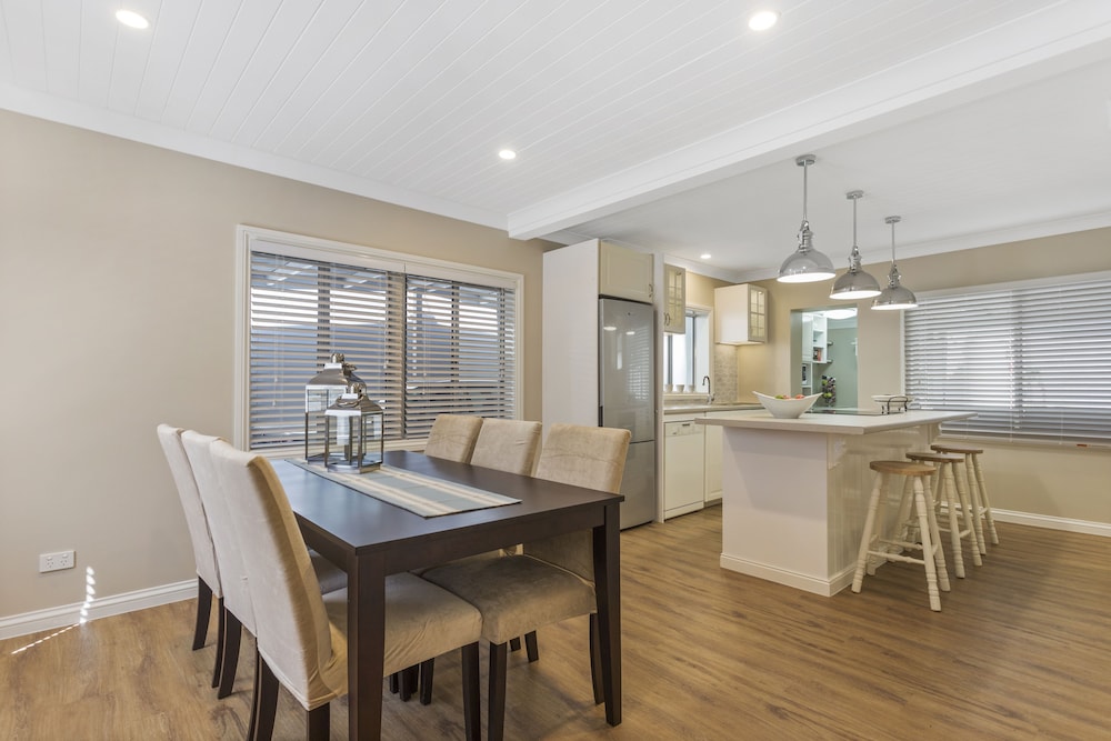 Waterfront Hamptons Style Holiday Home photo 3
