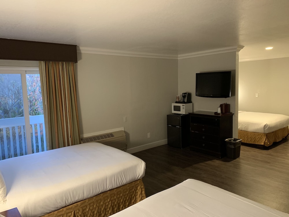 Family Room, Multiple Beds - Photo 3