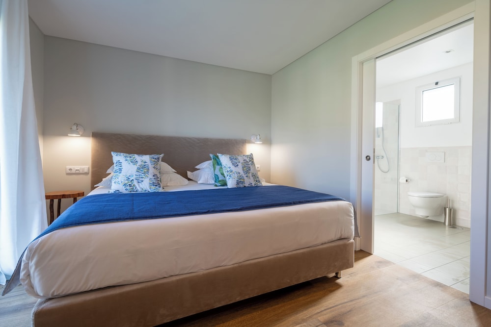 Master Suite / 1 bedroom, private bathroom, kitchenette, large balcony with sea view