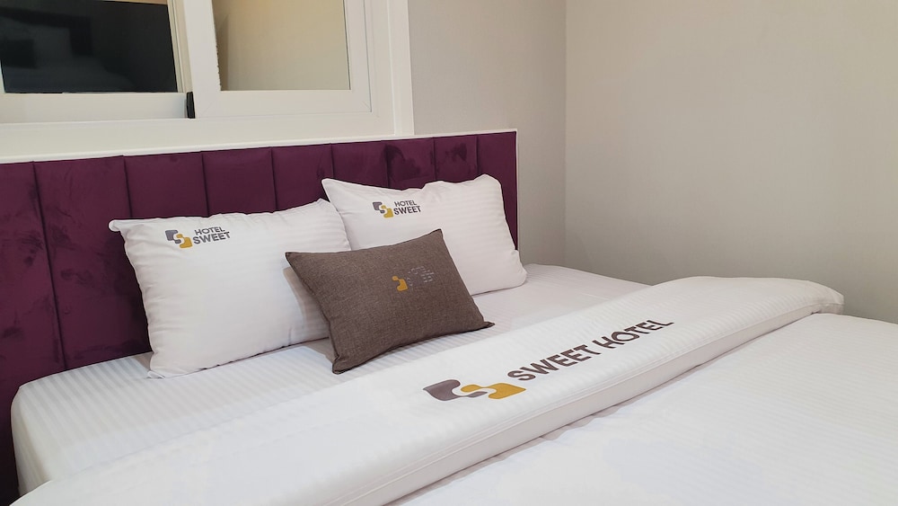 Deluxe Room, 1 King Bed photo 1