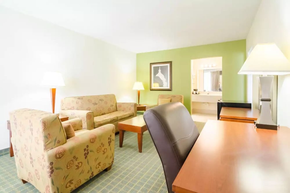 Family Suite, 1 King Bed with Sofa bed, Smoking - Photo 3