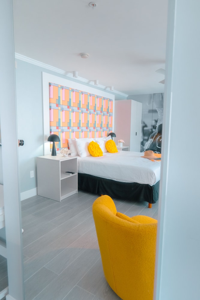 Fashion Suite, One King Bed