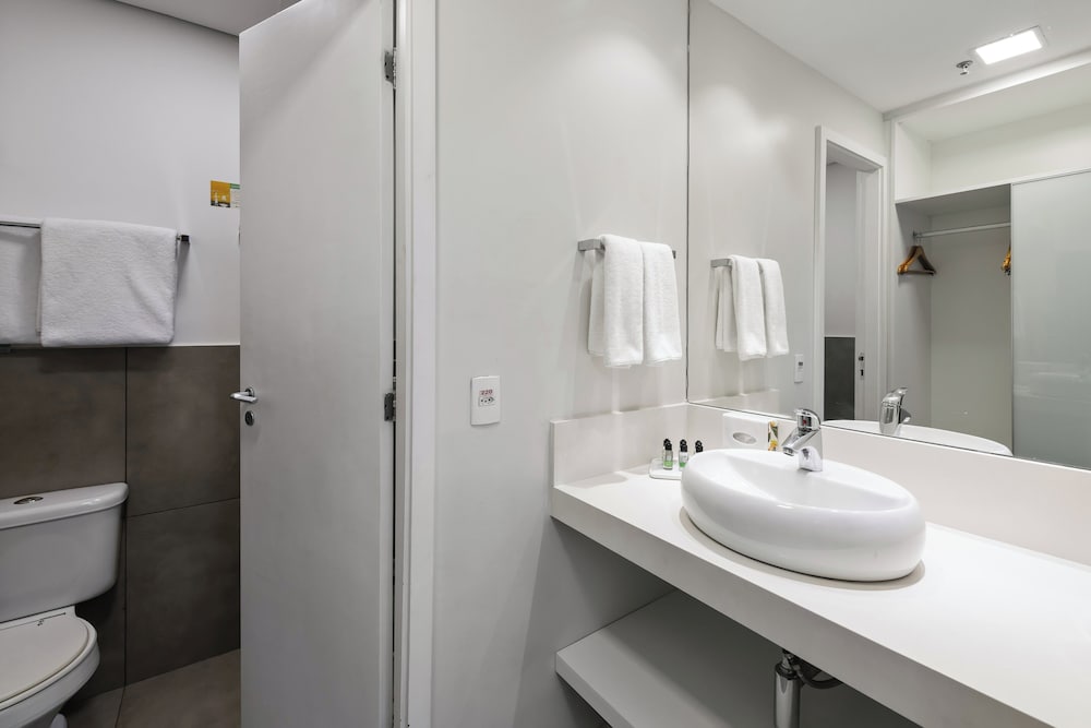 Suite, 2 Bedrooms, Kitchen (High Floor) - Photo 12