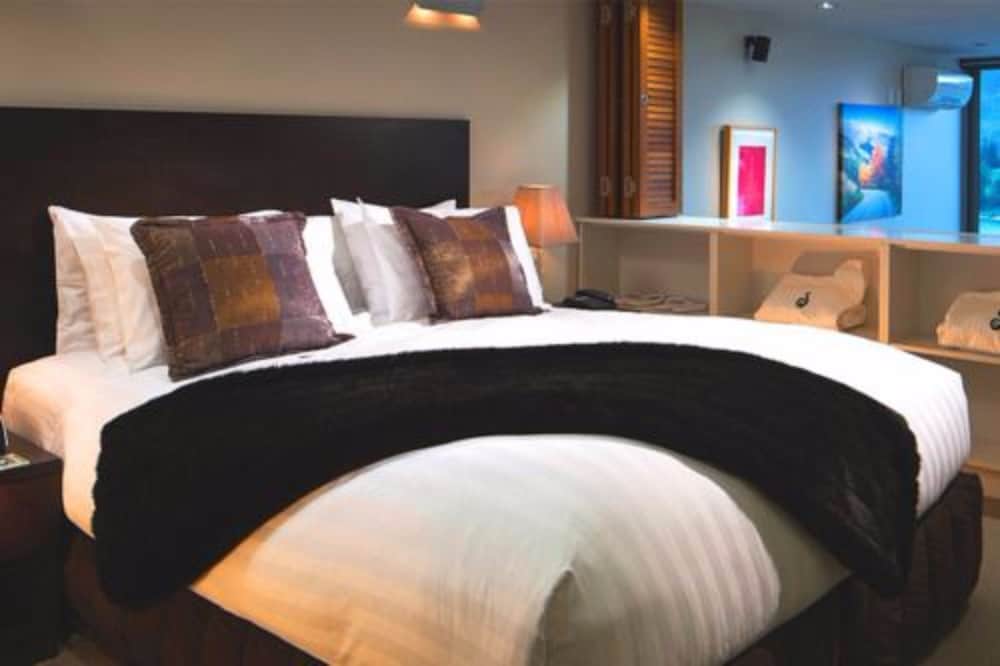 Lake View Swiss-SuperSuite One Bedroom