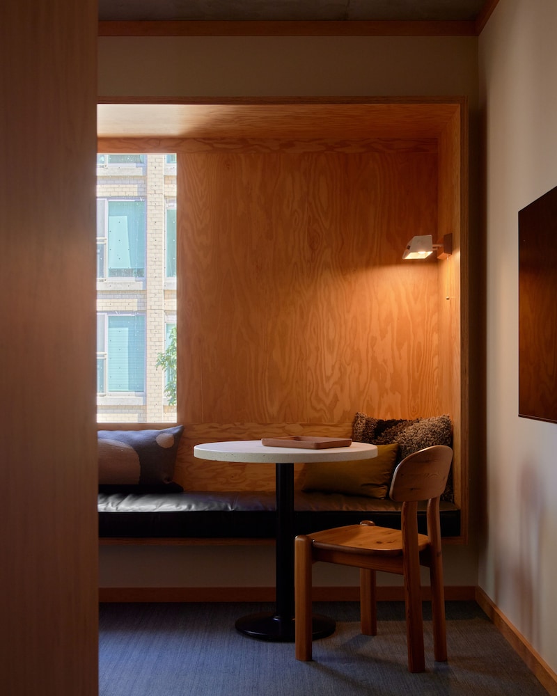 Room (Large) - Photo 4
