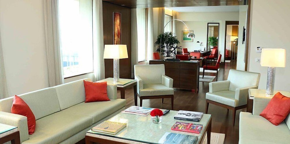 Luxury Suite - Photo 17
